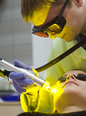 Gdy nie zadziałają łagodniejsze metody, przebarwienia potrądzikowe najlepiej usuwać laserem z żółtym światłem